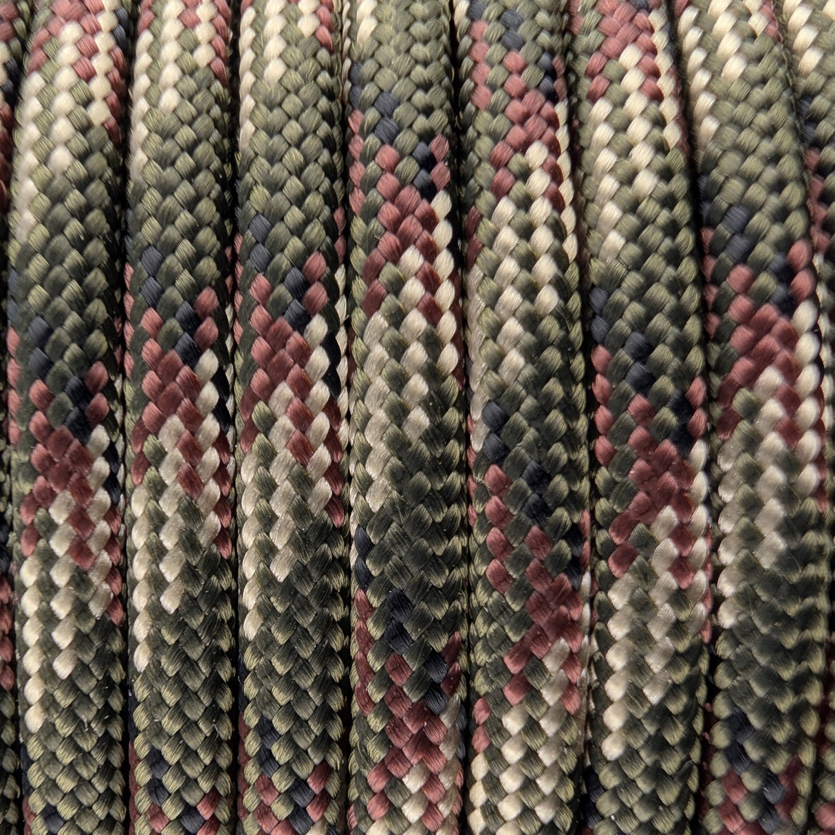 Close-up of the woven sheath on Jungle Paracord 550, showing 4mm braid