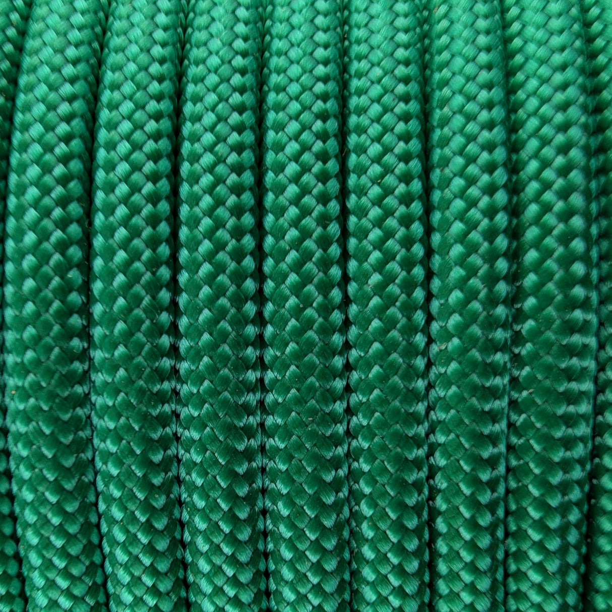 Close-up of the woven sheath on Green Paracord 550, showing 4mm braid